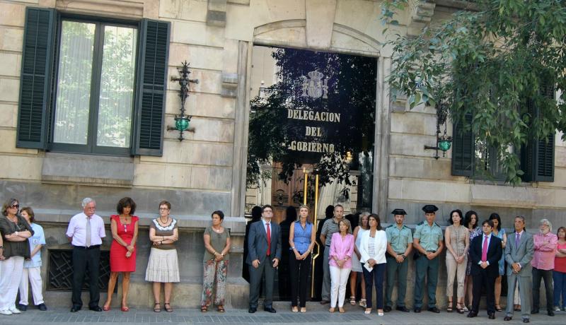Minuto de silencio en la Delegación del Gobierno en Cataluña por las víctimas del accidente ferroviario en Santiago de Compostela