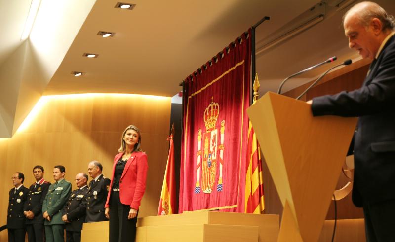 El ministro del Interior y la Delegada del Gobierno condecoran a los cuerpos policiales por su actuación en la reunión en Barcelona del Banco Central Europeo