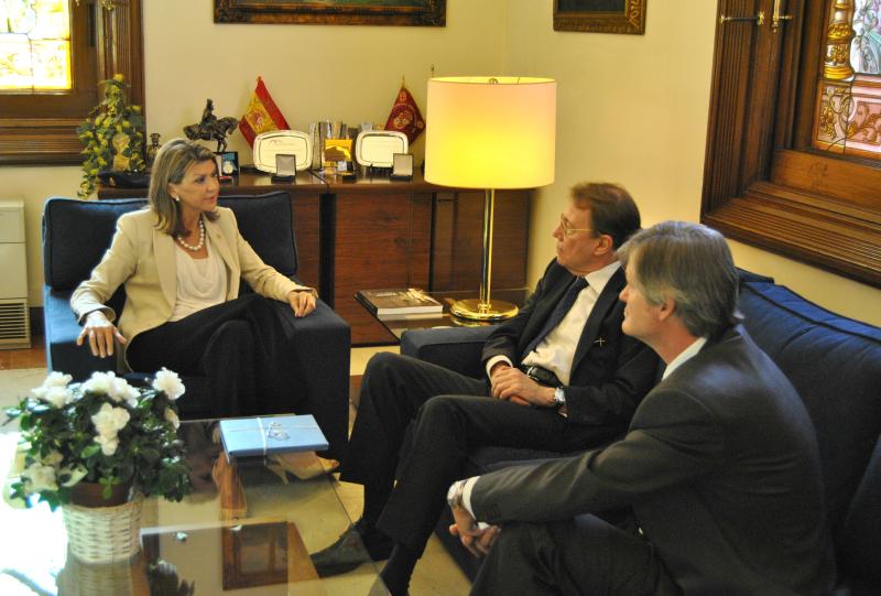 La Delegada del Gobierno recibe al Embajador de Finlandia en España