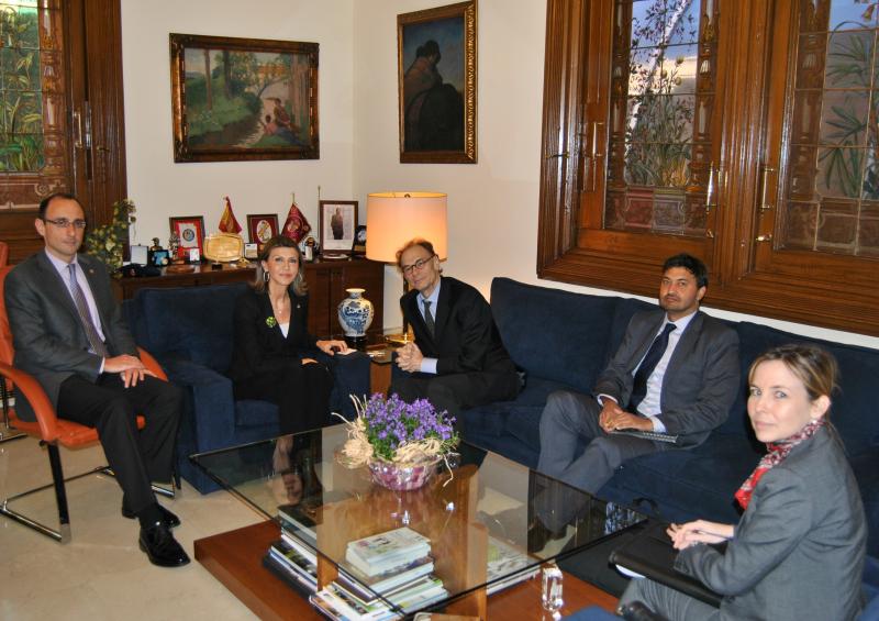 La Delegada del Gobierno se reúne con el Embajador de Canadá en España y Andorra
