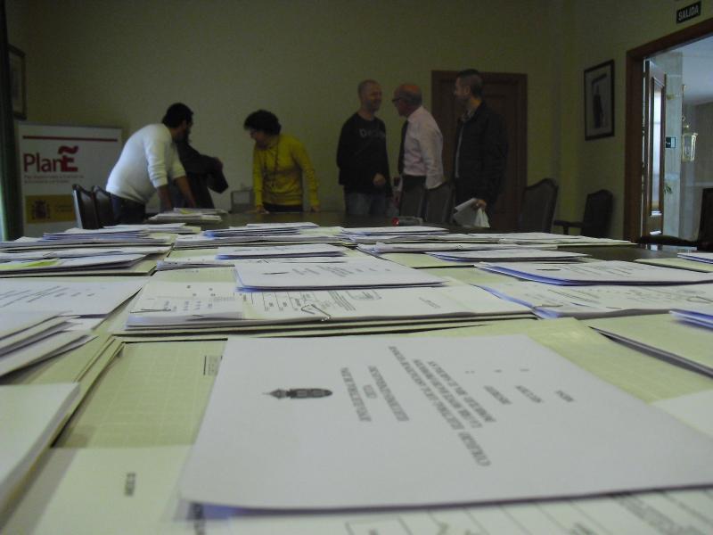 La Delegación hace entrega a  los representantes de la Administración la documentación electoral para el 20 N