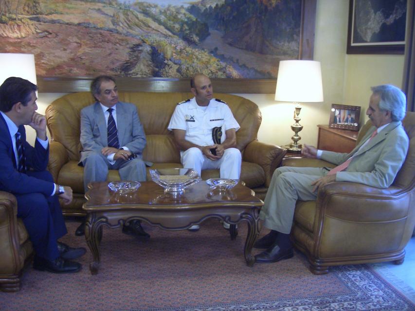 Fernández Chacón junto al cónsul portugués en Ceuta, José Francisco Ríos y el capitán del Creoula, Silva Ramos
