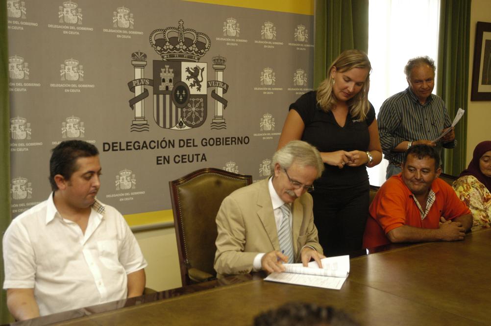 Fernández Chacón firmando esta tarde los contratos en la sala de reuniones de la Delegación del Gobierno