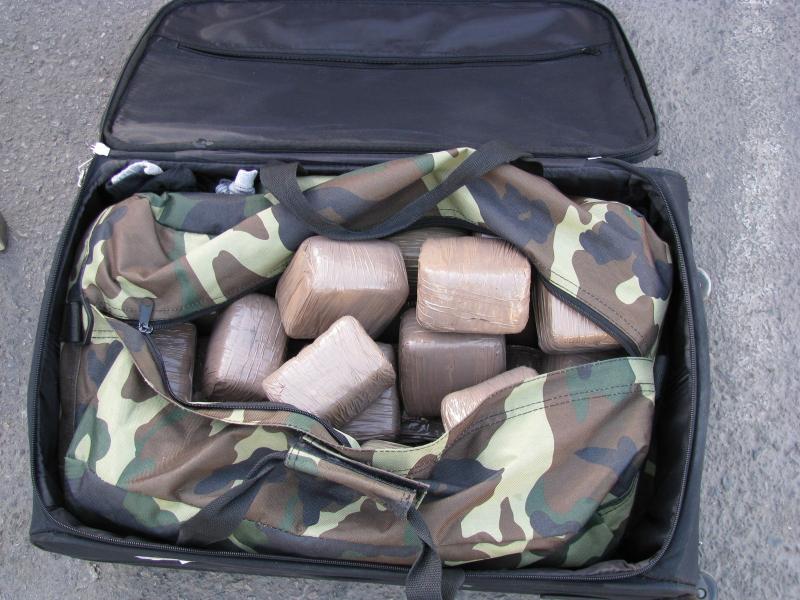La droga se encontraba oculta en dos grandes maletas en la baca del coche