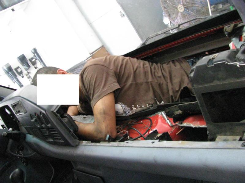Uno de los inmigrantes muestra como iba oculto en el vehículo
