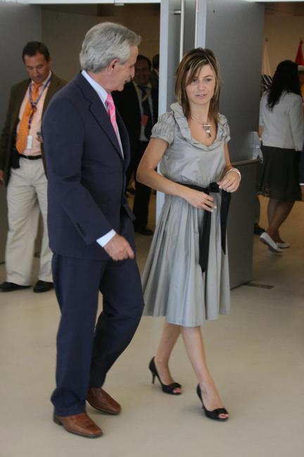 El Delegado del Gobierno, José Fernández Chacón, pasea con la Ministra de Igualdad por el recinto de la Expo 2008 (cedida)