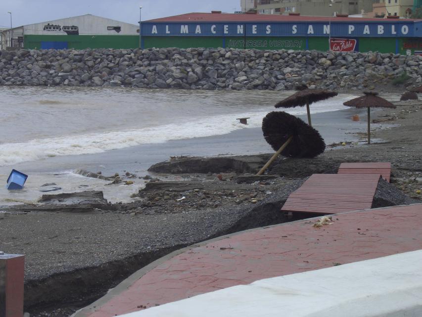Imagen de la playa de Benítez, zona afectadapor las lluvias torrenciales