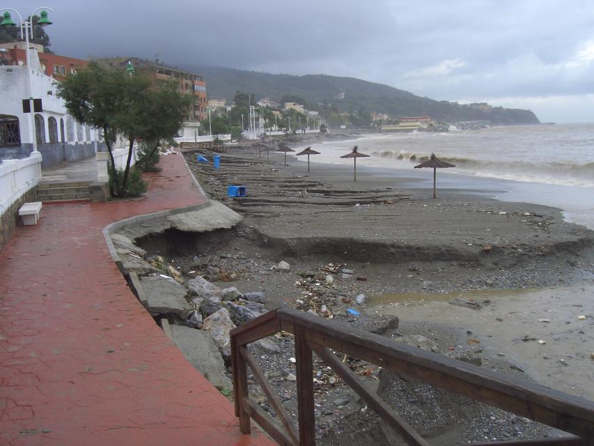 Estado en el que quedó la playa de Benítez tras las lluvias torrenciales