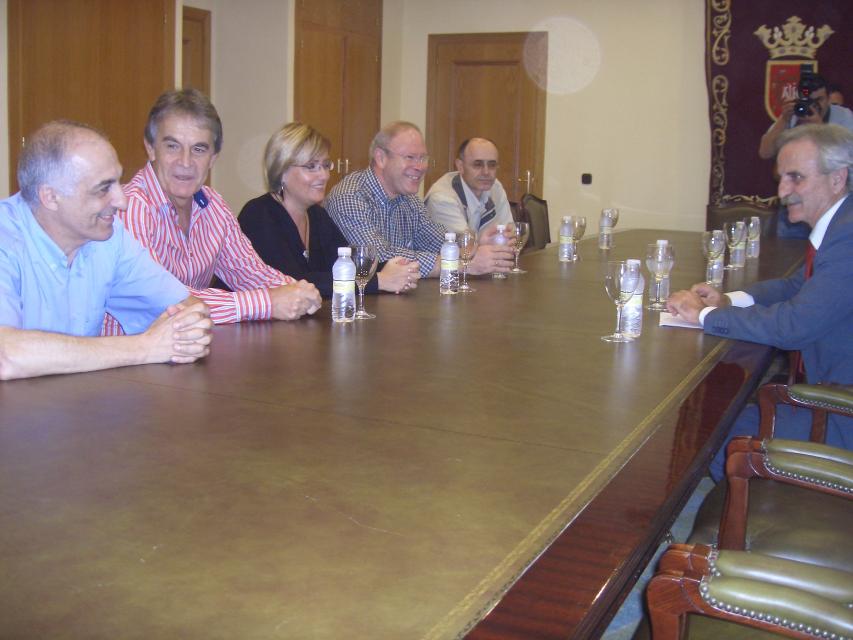 Imagen del encuentro mantenido esta tarde en la sala de juntas de la Delegación del Gobierno