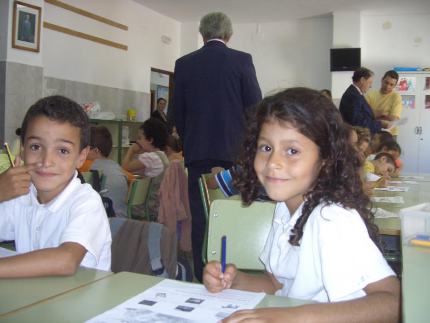 Escolares del colegio Príncipe Felipe durante una visita al centro realizada por el Delegado del Gobierno