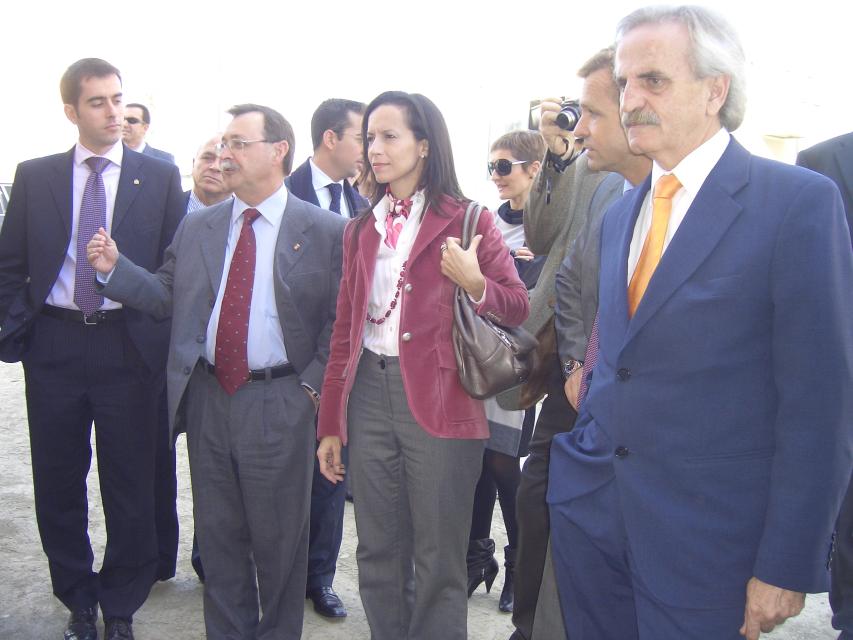 La Ministra, en la imagen con el Delegado del Gobierno y el Presidente de la Ciudad, en una de las promociones de Loma Colmenar