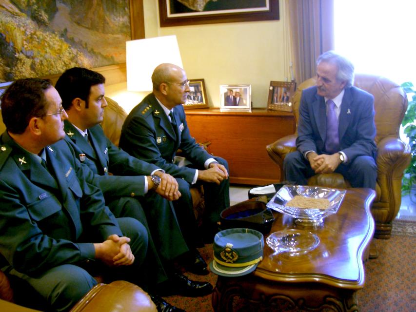 El Coronel Guitard, acompañado de los dos comandantes de la G.Civil en Ceuta, en el despacho del Delegado
