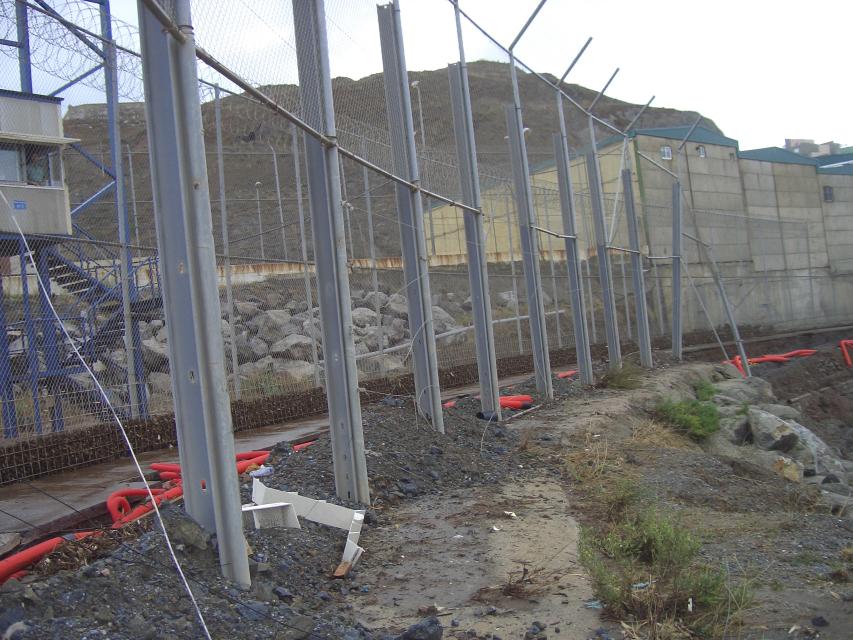 Desperfectos ocasionados en la valla fronteriza a causa de las lluvias del pasado septiembre