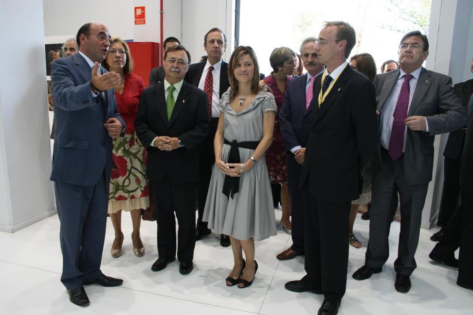 Momento de la visita que la Ministra de Igualdad efectuó al stand ceutí en la Expo de Zaragoza