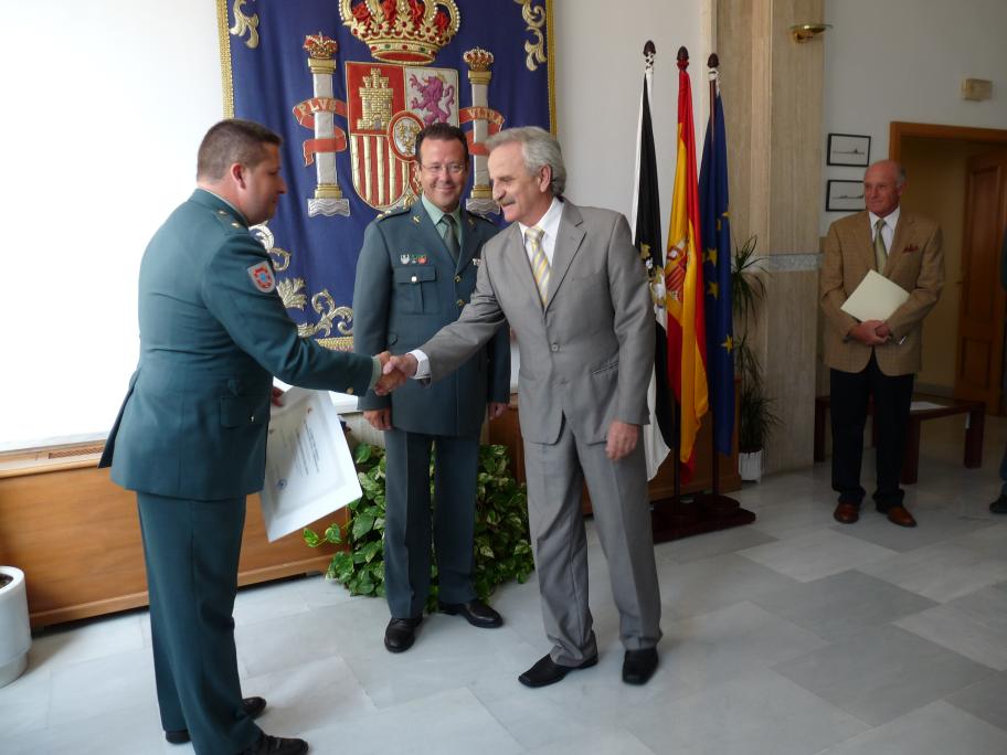 El condecorado, el Teniente Coronel de la Guardia Civiln y el Delegado del Gobierno