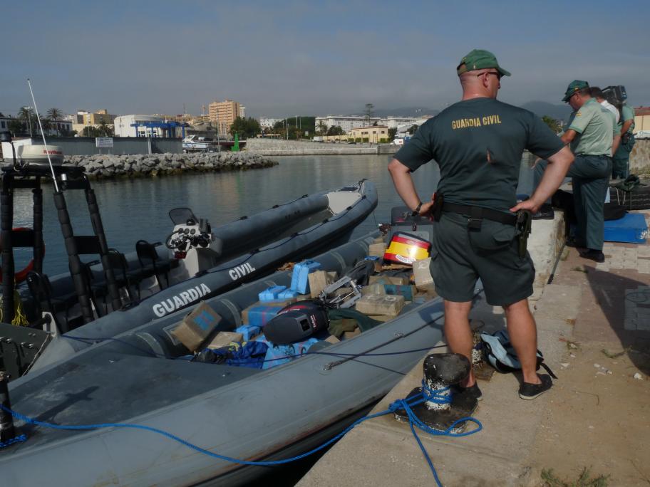 Guardia Civil custodia la lancha con los fardos de droga amarrada en el puerto deportivo