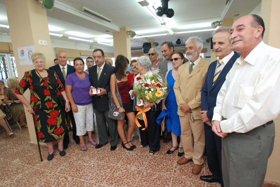 Foto con los premiados y los responsables del Centro del Mayor