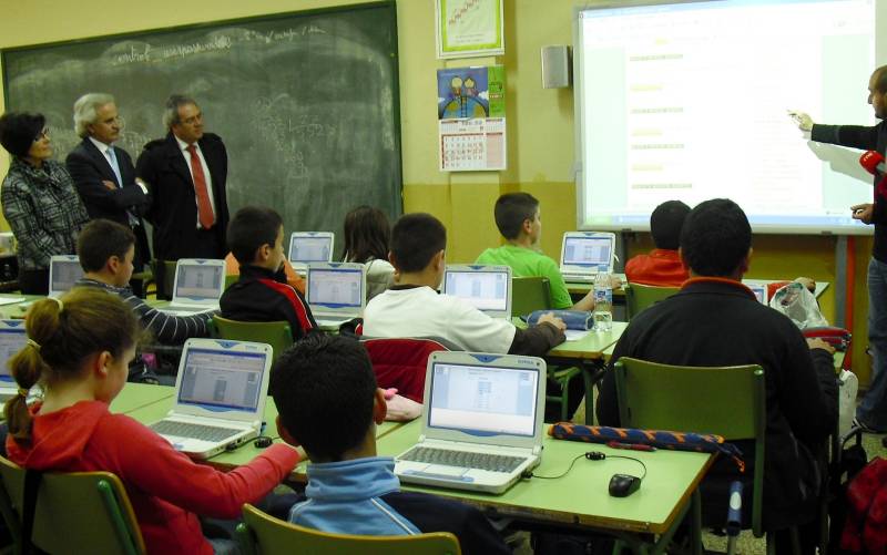 El Ministerio de Educacion dotará con más de 4.300 ordenadores portátiles a los escolares ceutíes para la extensión del programa Escuela 2.0