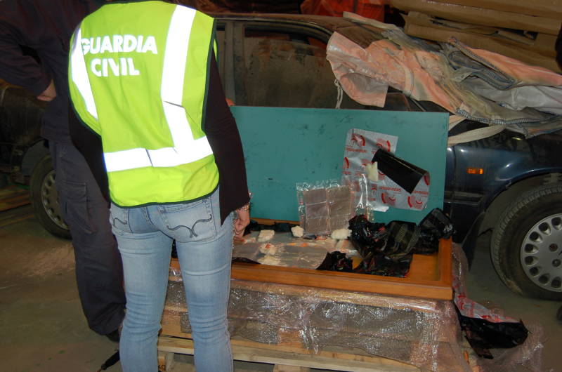 Desarticulación de una red organizada dedicada al tráfico de drogas, transportada oculta en dobles fondos de mobiliario del hogar