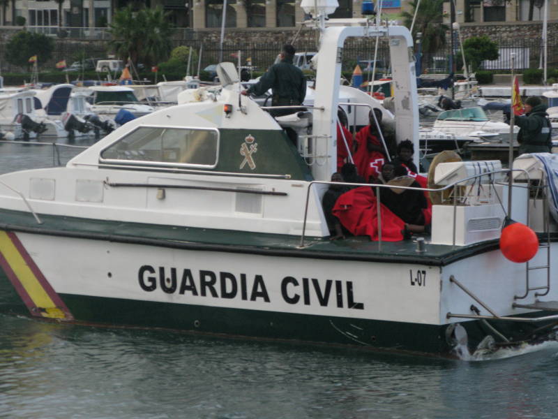 El Servicio Marítimo de la Guardia Civil rescata a 7 subsaharianos que navegaban a la deriva.