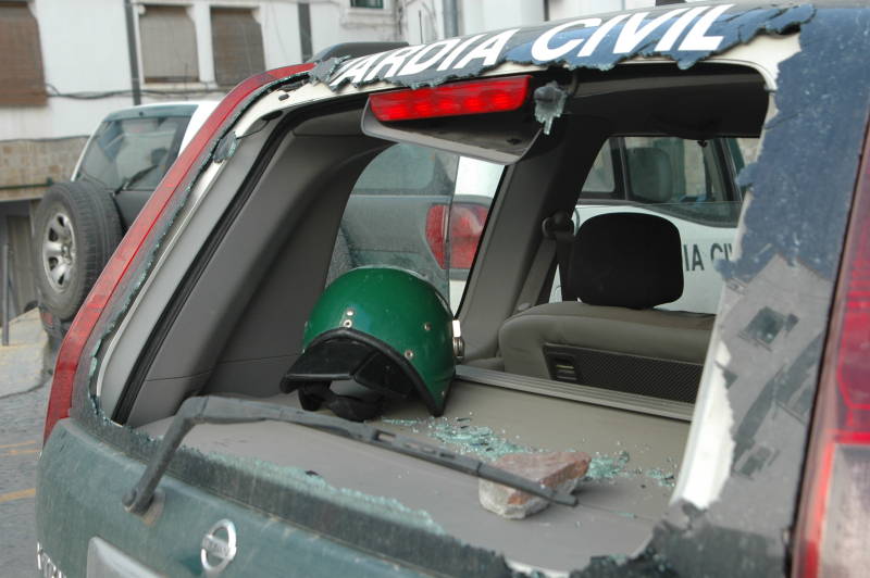 Miembros de la Guardia Civil, en el transcurso de una actuación policial, sufren la agresión, por un grupo indeterminado de personas, con daños personales y materiales.