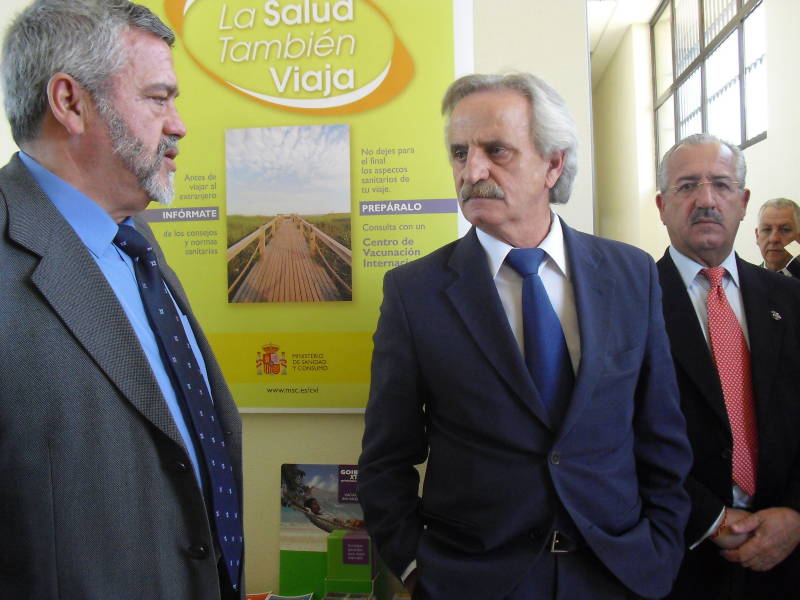 El Delegado, junto al Director del Área de Sanidad en una visita al centro de vacunación internacional de Ceuta