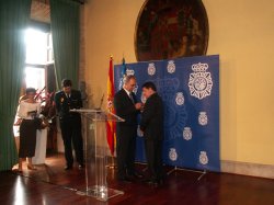 Foto de la entrega por parte del delegado del Gobierno en la Comunitat Valenciana, Ricardo Peralta, de la medalla al Mérito Policial con Distintivo Blanco al presidente de Bancaja, José Luis Olivas