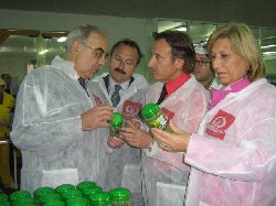 Peralta visita la fábrica de productos Carmencita de Novelda