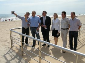 El delegado del Gobierno visita en Miramar las obras de aportación de arena a la playa y el retén de la Guardia Civil
