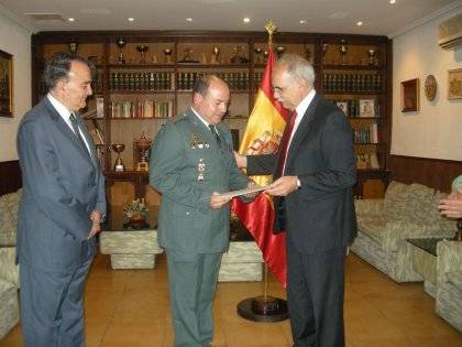 El delegado entrega la medalla al Mérito de la Protección Civil  al Guardia Civil Juan Antonio Vélez