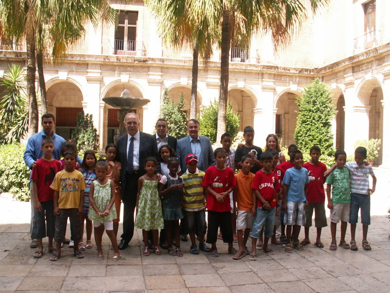 El delegado del Gobierno recibe a un grupo de niños saharauis