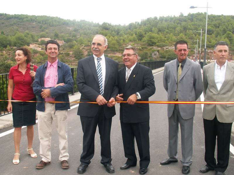 El delegado inaugura el puente sobre el río en Algar de Palancia