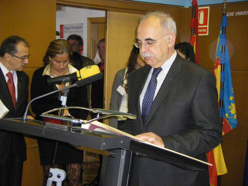 El delegado participa en el acto de lectura pública de la Constitución organizado por la Universidad de Alicante