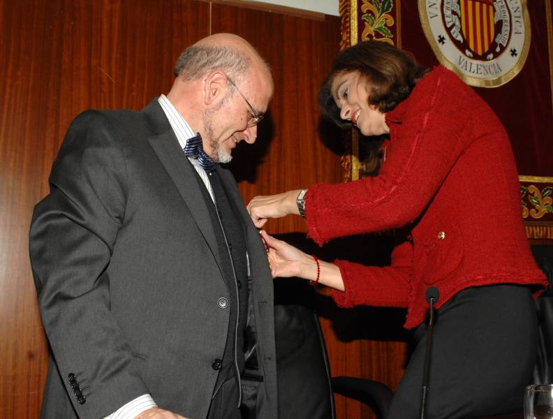 Ana Botella entrega la Cruz Alfonso X El Sabio al profesor Enrique Ballester