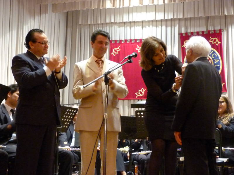 La Delegada impone la Medalla de Oro en el Trabajo al director de música Juan Garcés Queralt