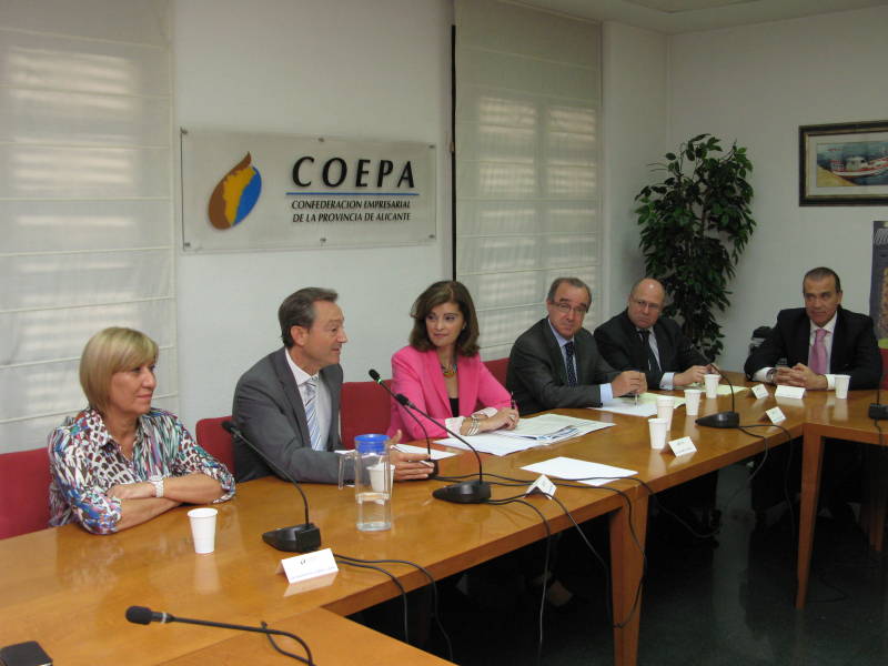 La Delegada del Gobierno asegura ante los empresarios alicantinos que el Gobierno de España es el primer agente inversor en obra pública en la provincia