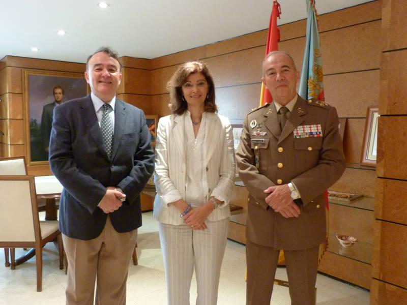 Ana Botella recibe al teniente general Fernando Sánchez-Lafuente