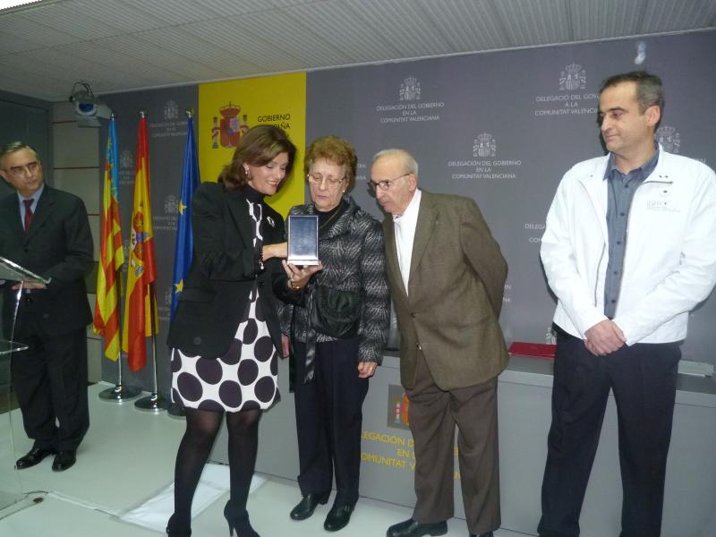 La Delegada entrega la Medalla al Mérito de la Protección Civil, a título póstumo, a MªLuz González Barandela