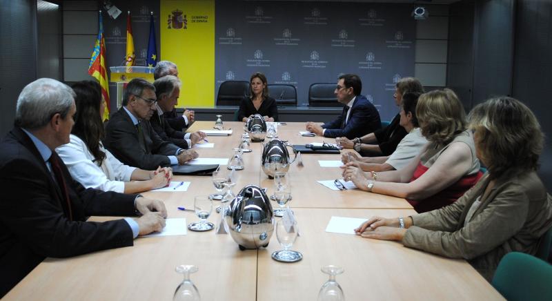La delegada del Gobierno se reúne con la junta directiva del Club de Encuentro Manuel Broseta

