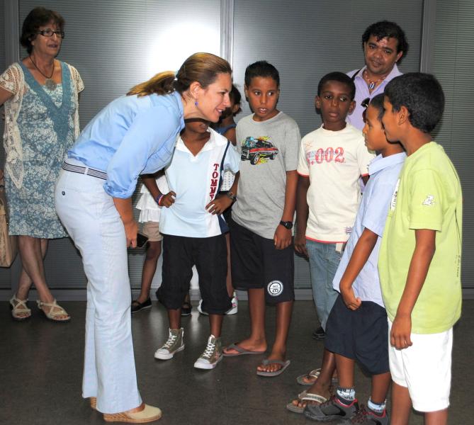 Sánchez de León recibe a los niños saharauis del programa 