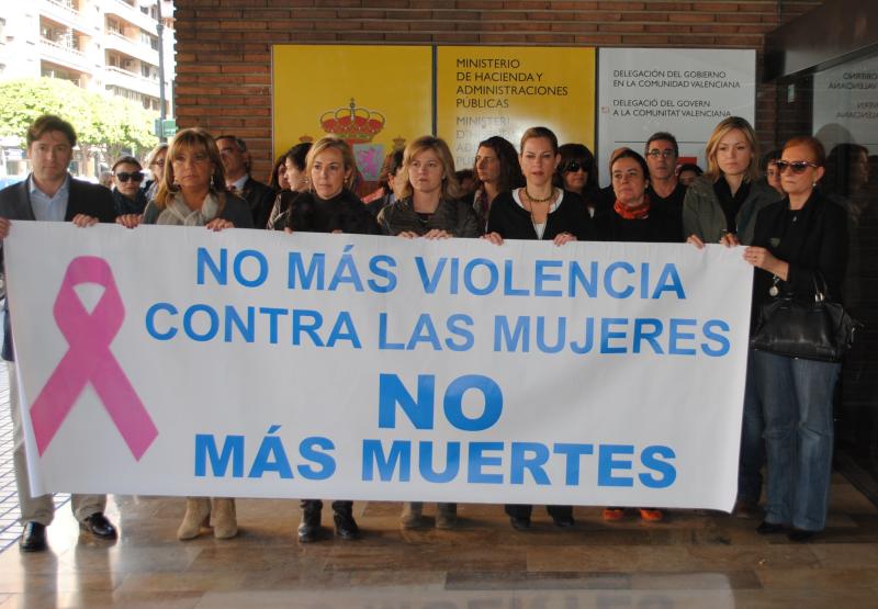 La Delegación del Gobierno  guarda cinco minutos de silencio en repulsa por el último caso de violencia de género ocurrido en Oliva

