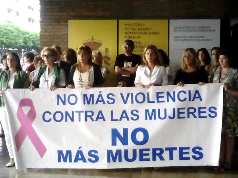 Paula Sánchez de León convoca cinco minutos de silencio como condena del último asesinato por violencia de género ocurrido en Valencia.


