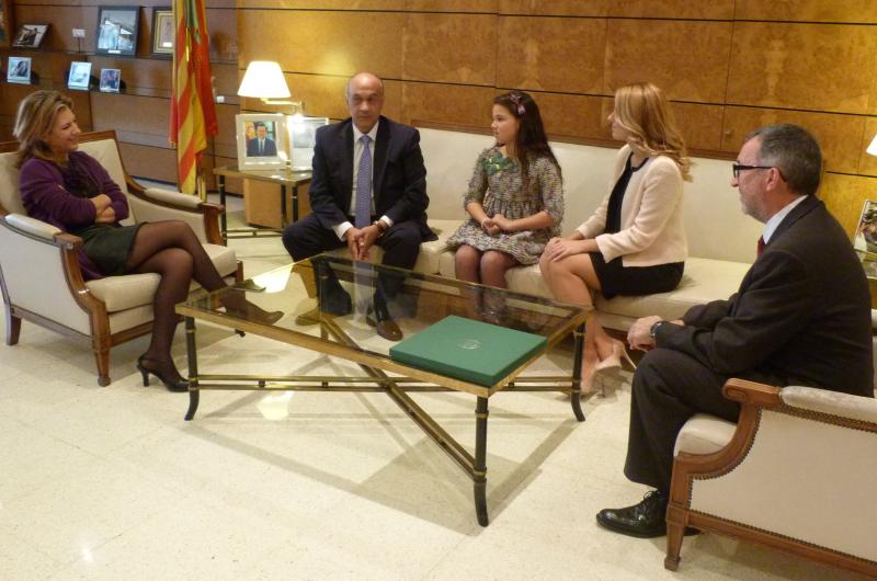 La delegada del Gobierno ha recibido a las falleras mayores de Valencia 2014