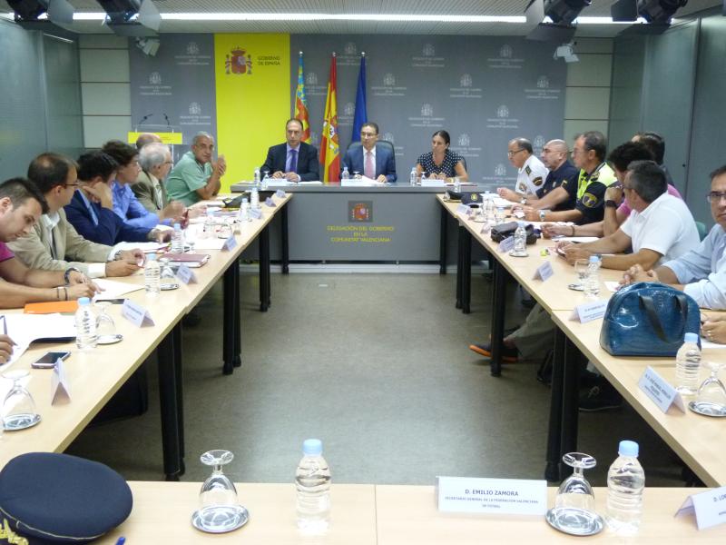 El delegado preside la junta de coordinación del dispositivo de seguridad para el partido España-Macedonia