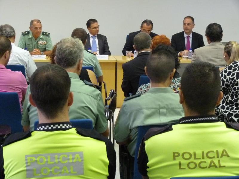 Castellano aboga por la colaboración entre administraciones como herramienta básica para garantizar la seguridad de los ciudadanos<br/>