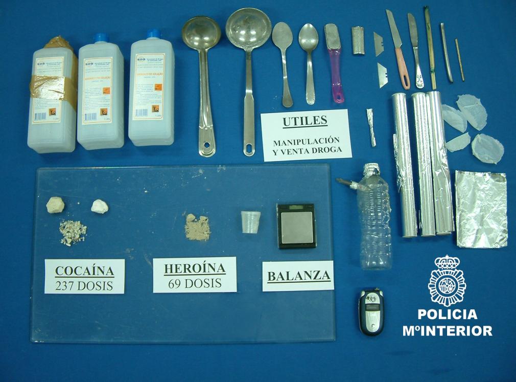 Imagen de los utensilios y sustancias incautadas en la intervención