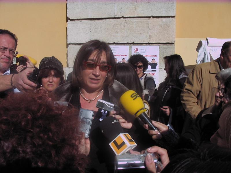 Carmen Pereira, Delegada del Gobierno en Extremadura, atiende a los medios de comunicación con motivo de la celebración del Día Internacional contra la Violencia de Género
