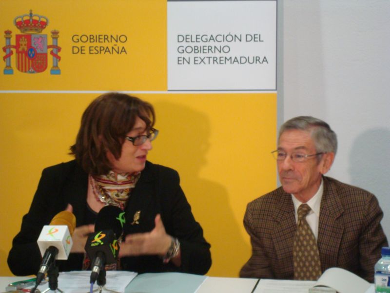 La Delegada del Gobierno en Extremadura, Carmen Pereira, y el Presidente de la Confederación Hidrográfica del Guadalquivir compareciendo ante los medios de comunicación