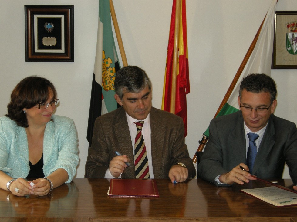 El Presidente de la Confederación Hidrográfica del Guadiana y el Consejero firmaron el convenio ante la Delegada del Gobierno en Extremadura