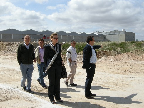 La Subdelegada del Gobierno y el alcalde de Ribera del Fresno visitando las obras de ampliación del Políogono Industrial de la Localidad.